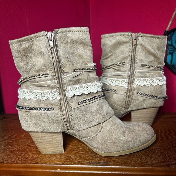 Jellypop Fedora Tan & Lace with Chains Women’s 8.5 Ankle Boots! - Picture 6 of 8